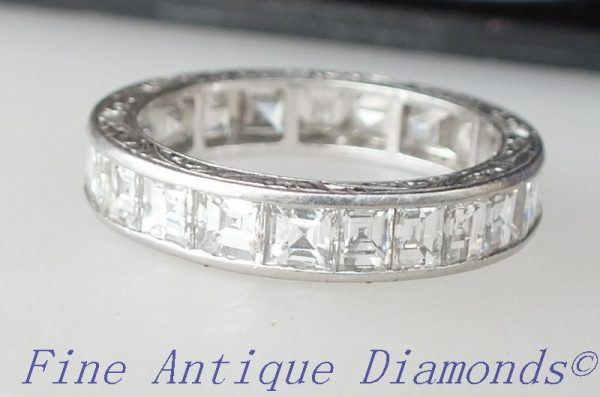 Engagement style antique diamond ring