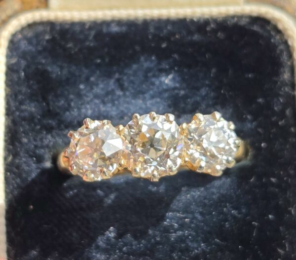 SOLD.  Top quality Diamond Trilogy ring - Image 12