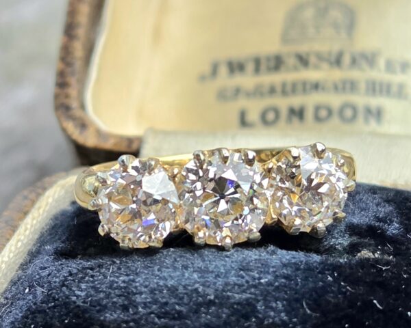 SOLD.  Top quality Diamond Trilogy ring - Image 11