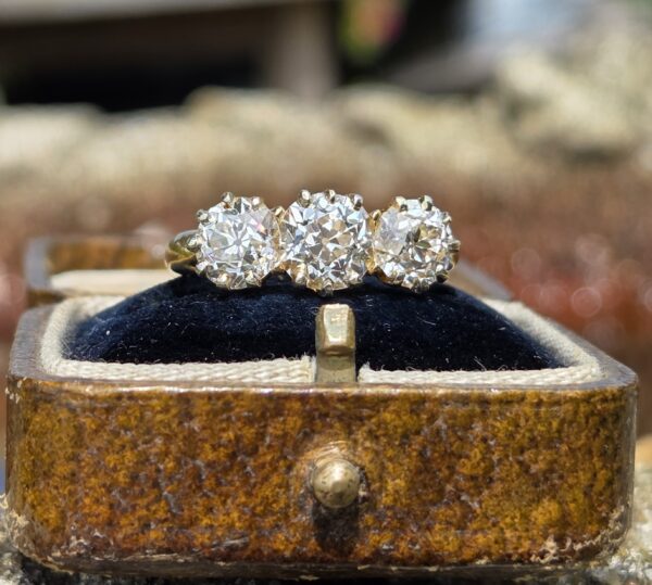 SOLD.  Top quality Diamond Trilogy ring - Image 8