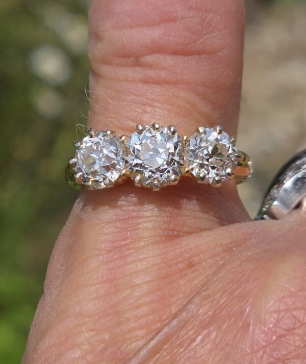 SOLD.  Top quality Diamond Trilogy ring - Image 4
