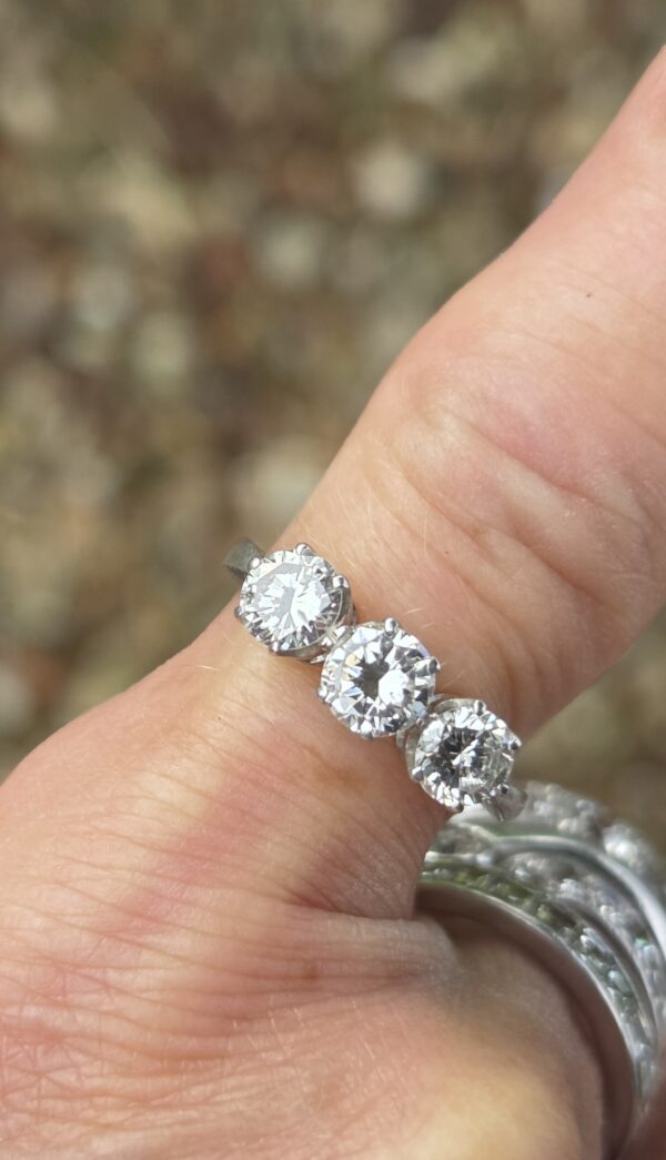 Superb Diamond Trilogy ring - Image 9