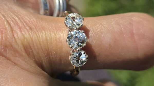 RESERVED. Lovely Old Cut Diamond Trilogy ring - Image 4