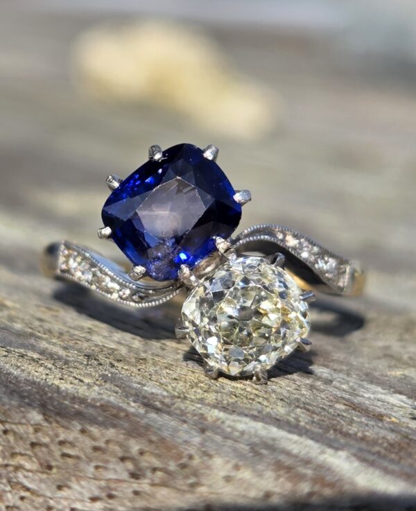 Toi et Moi, A rare Old cut Diamond & Sapphire ring - Image 2
