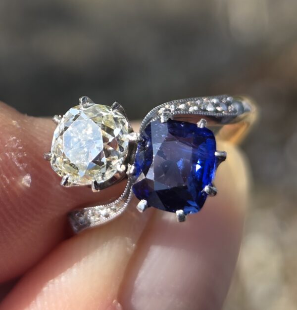 Toi et Moi, A rare Old cut Diamond & Sapphire ring - Image 3