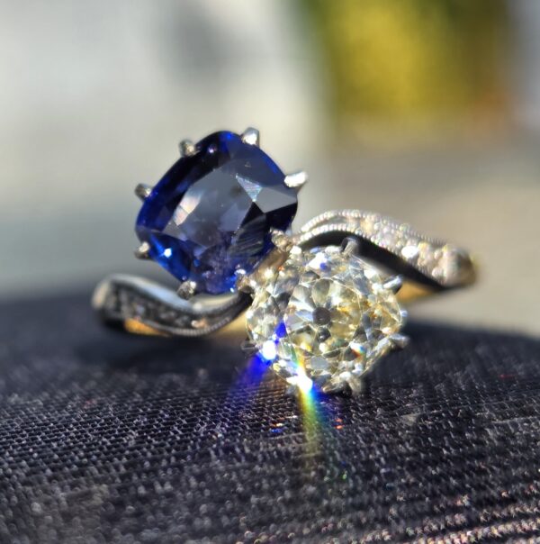 Toi et Moi, A rare Old cut Diamond & Sapphire ring - Image 5