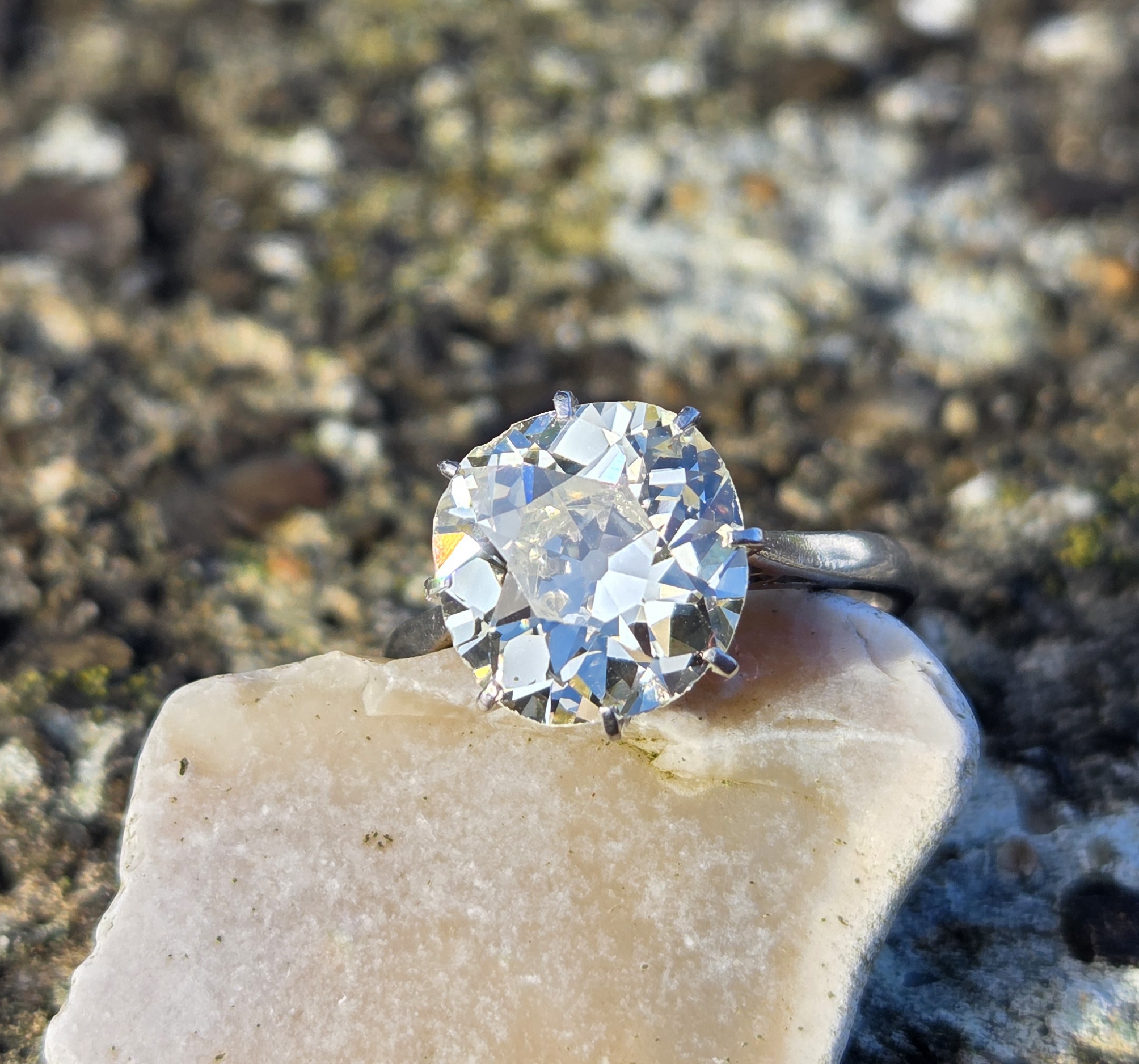 An Exceptional 3ct + Old Cut Diamond Solitaire ring - Image 2