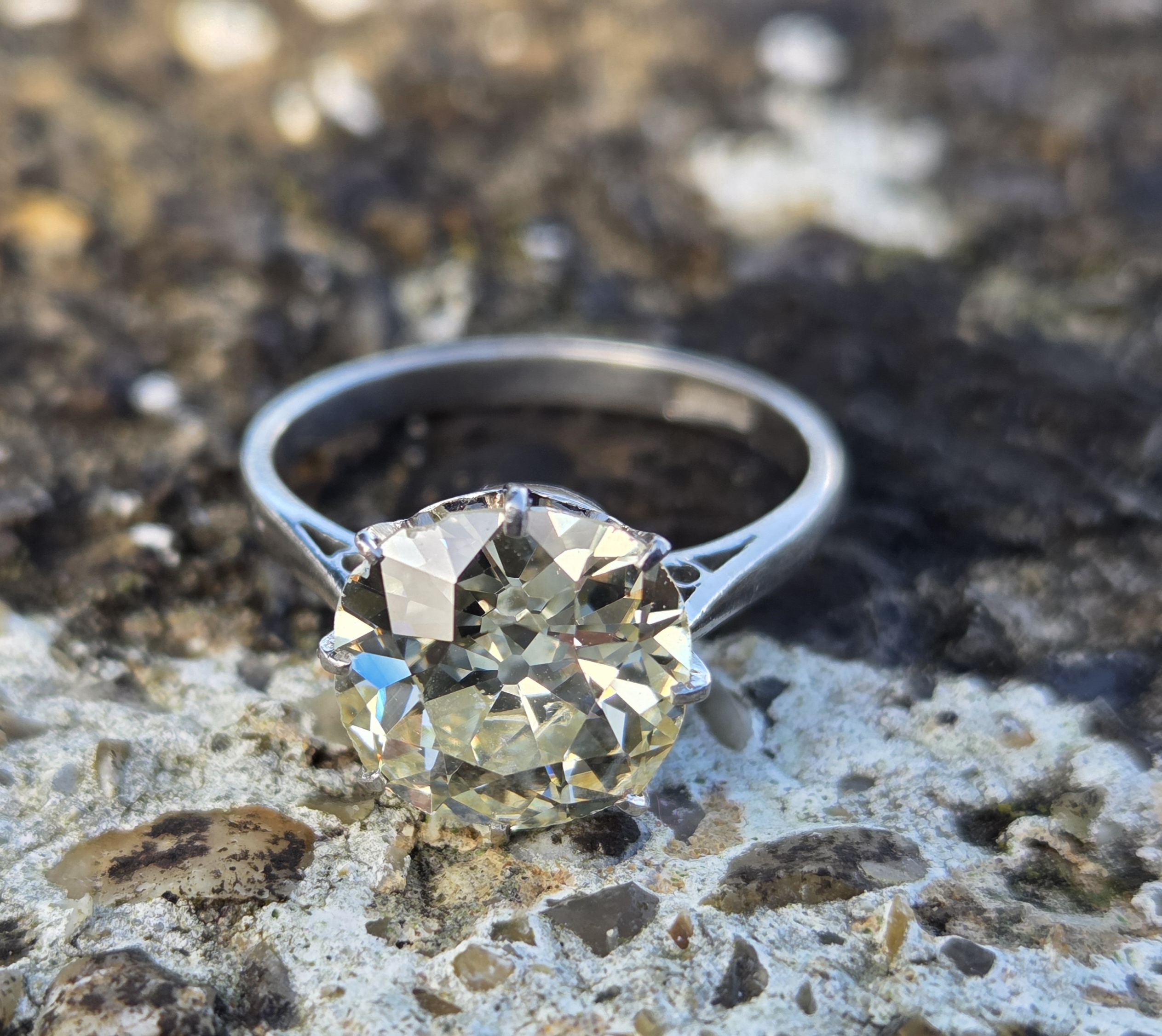 An Exceptional 3ct + Old Cut Diamond Solitaire ring - Image 3