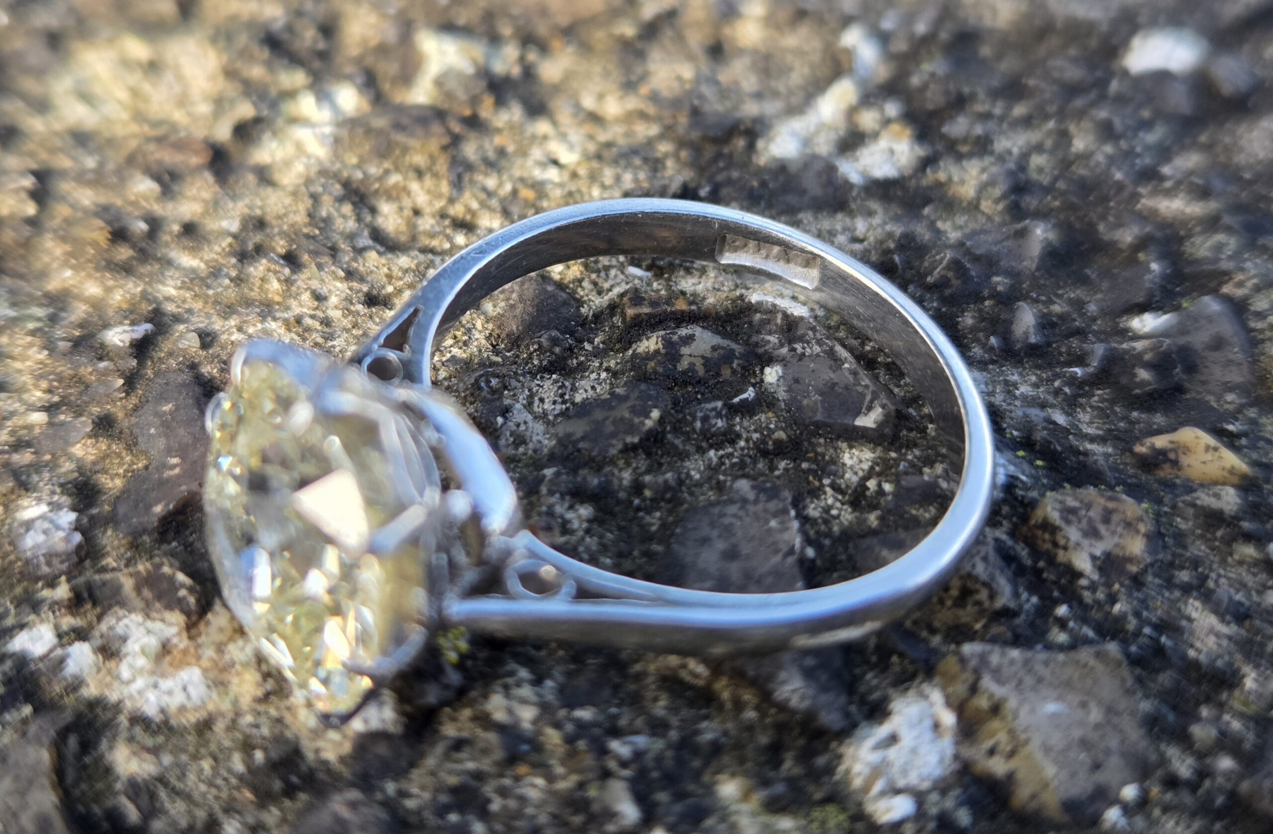 An Exceptional 3ct + Old Cut Diamond Solitaire ring - Image 4