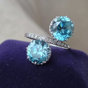 A RARE & UNUSUAL ZIRKON 2 STONE RING.