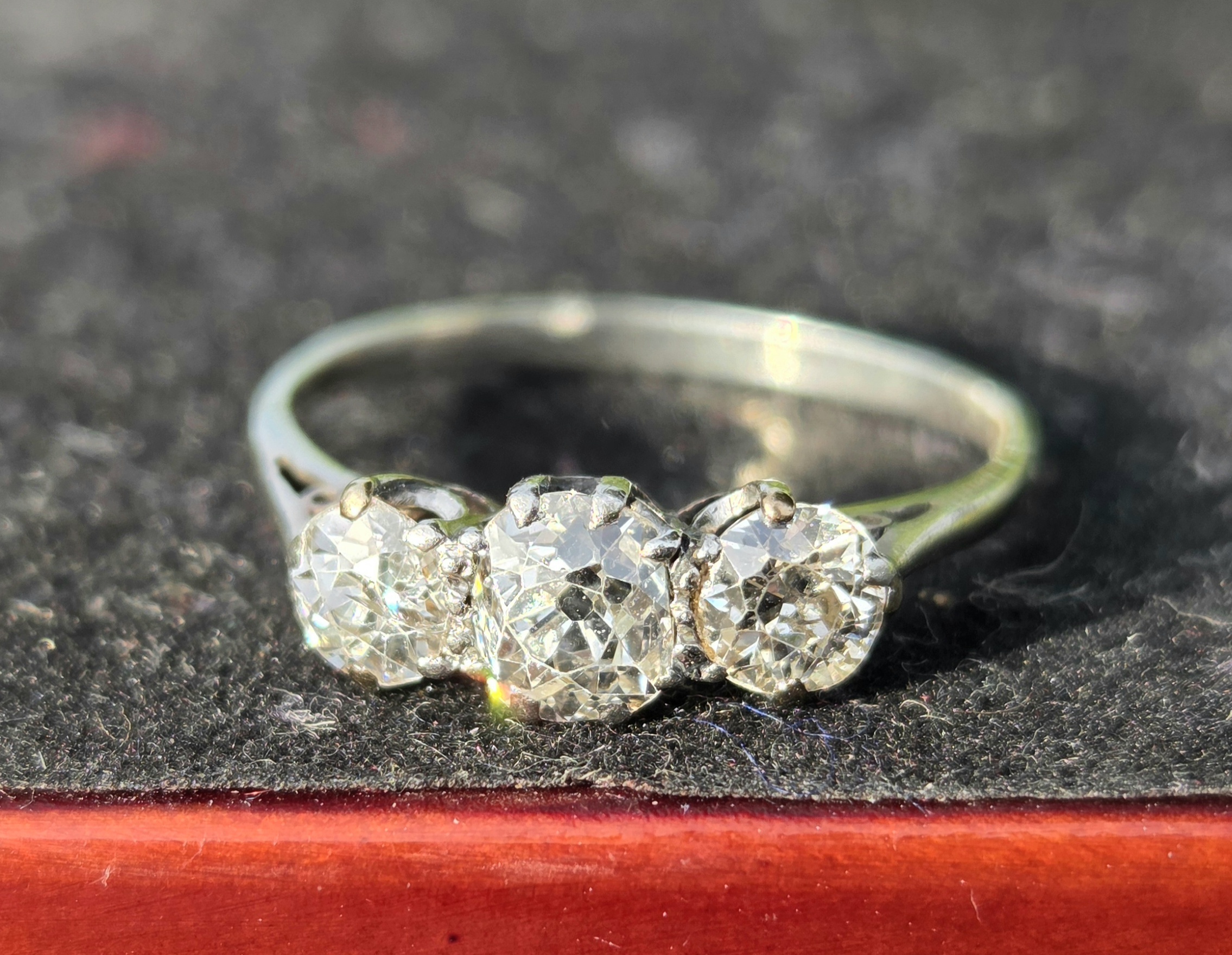 Gorgeous Old Cut Diamond Trilogy ring - Image 7