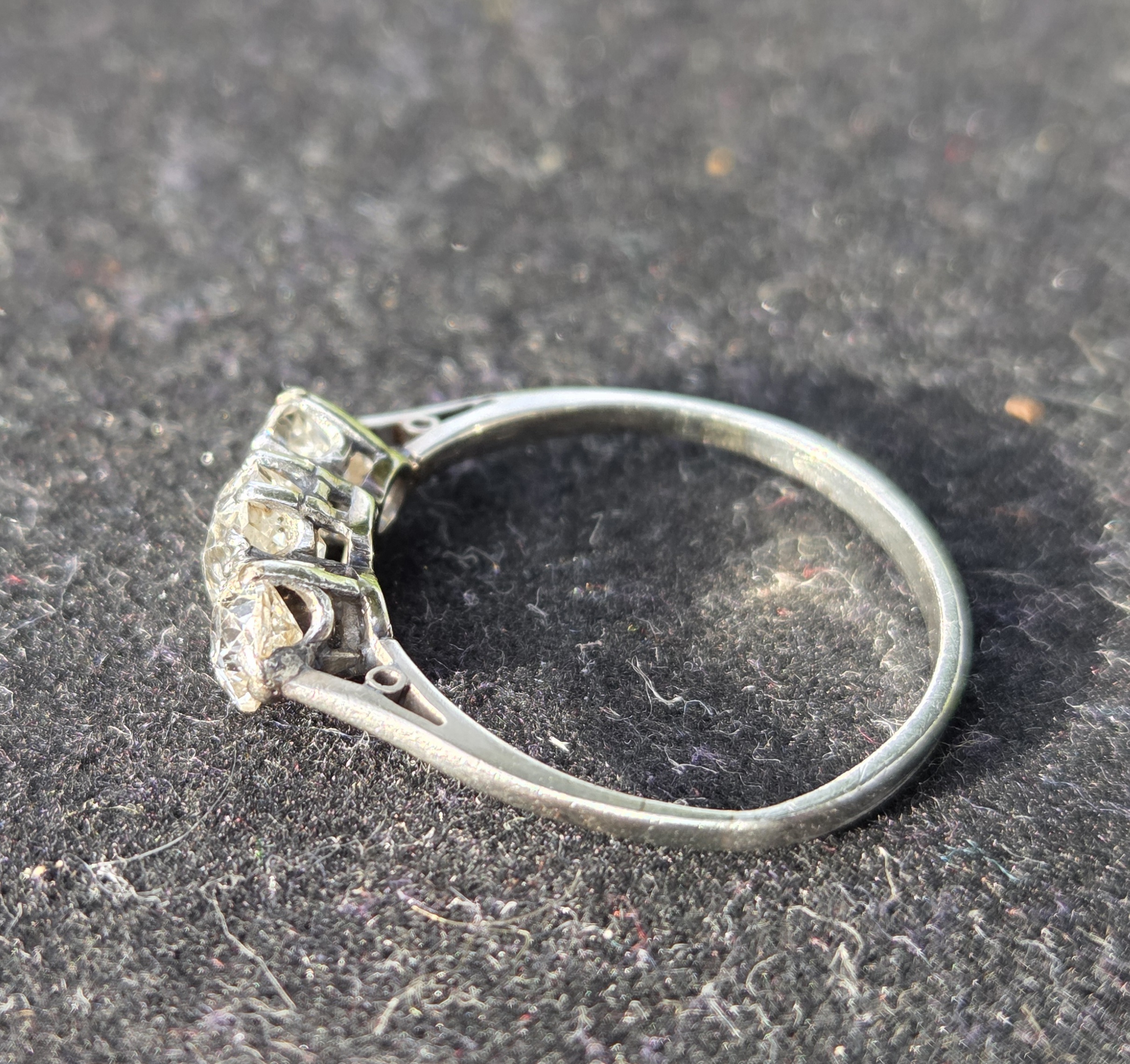 Gorgeous Old Cut Diamond Trilogy ring - Image 4