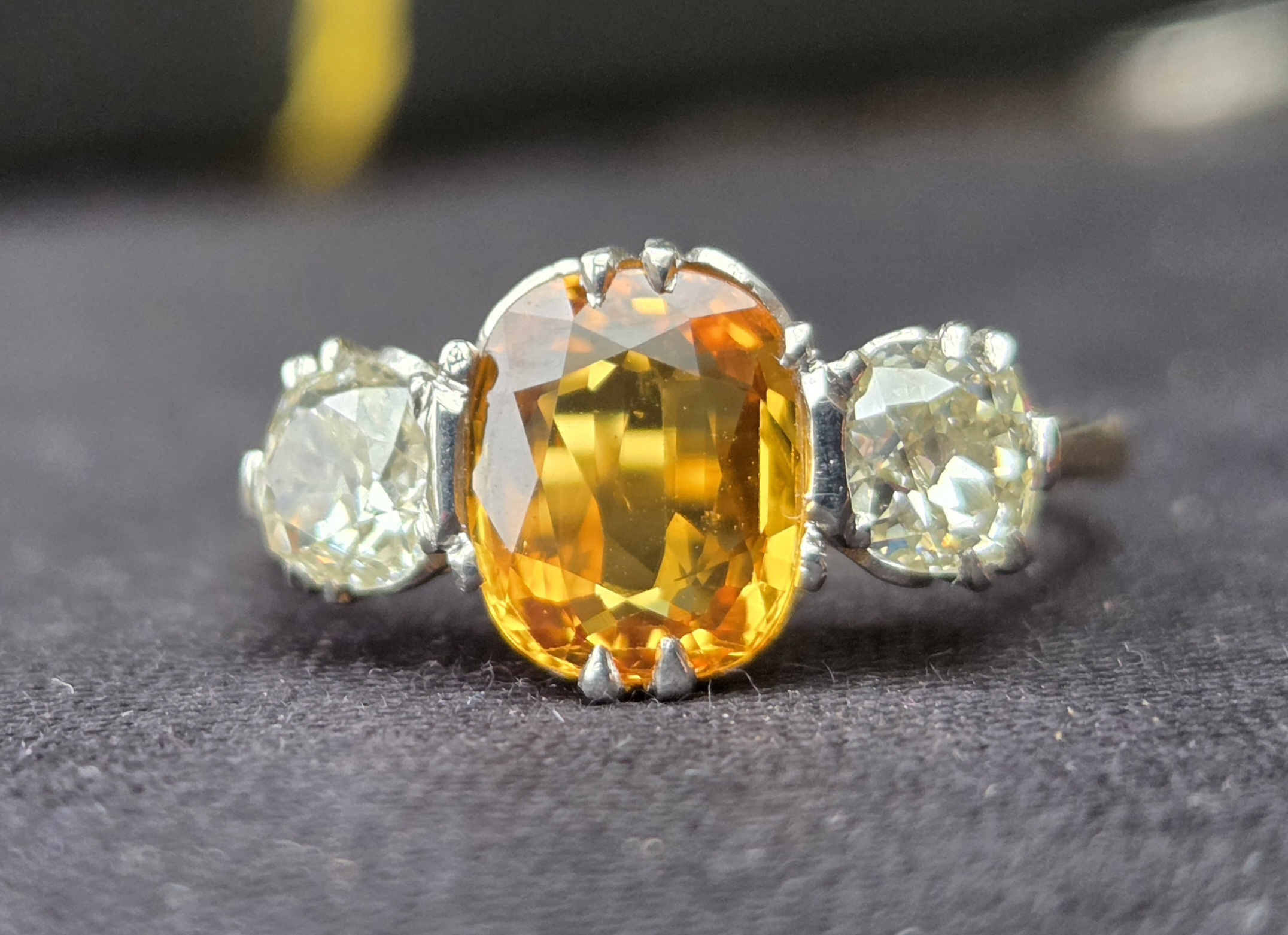 Incredible yellow Sapphire & Old Cut diamond Trilogy 3 stone - Image 14