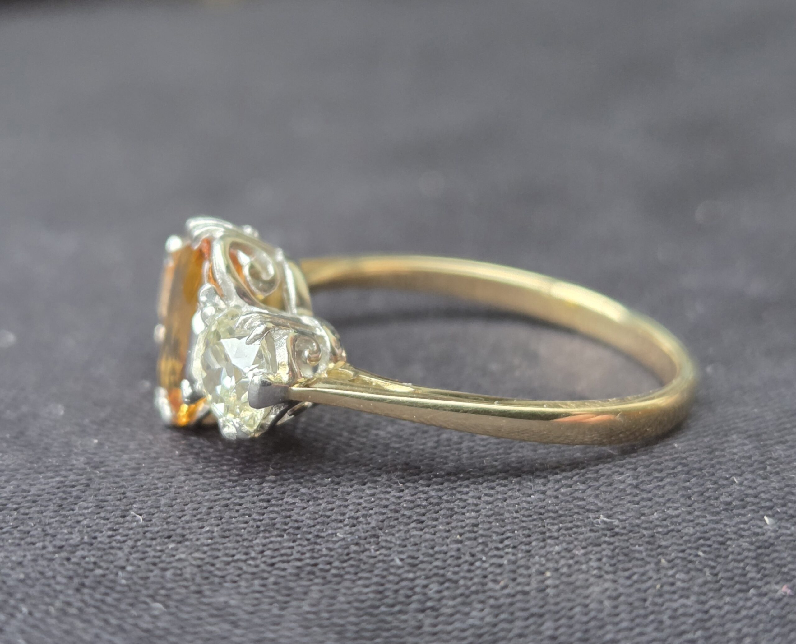 Incredible yellow Sapphire & Old Cut diamond Trilogy 3 stone - Image 13