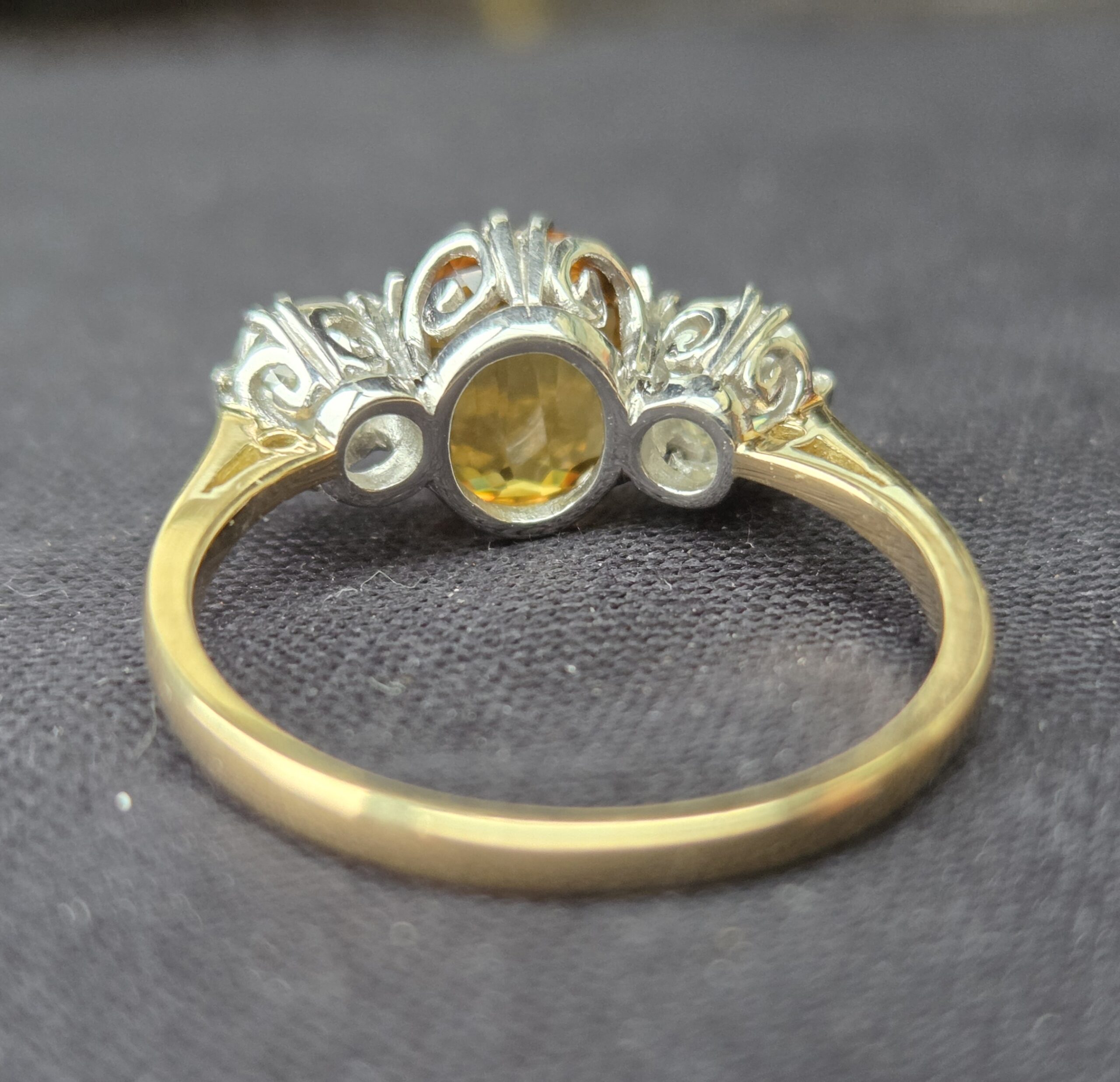 Incredible yellow Sapphire & Old Cut diamond Trilogy 3 stone - Image 12