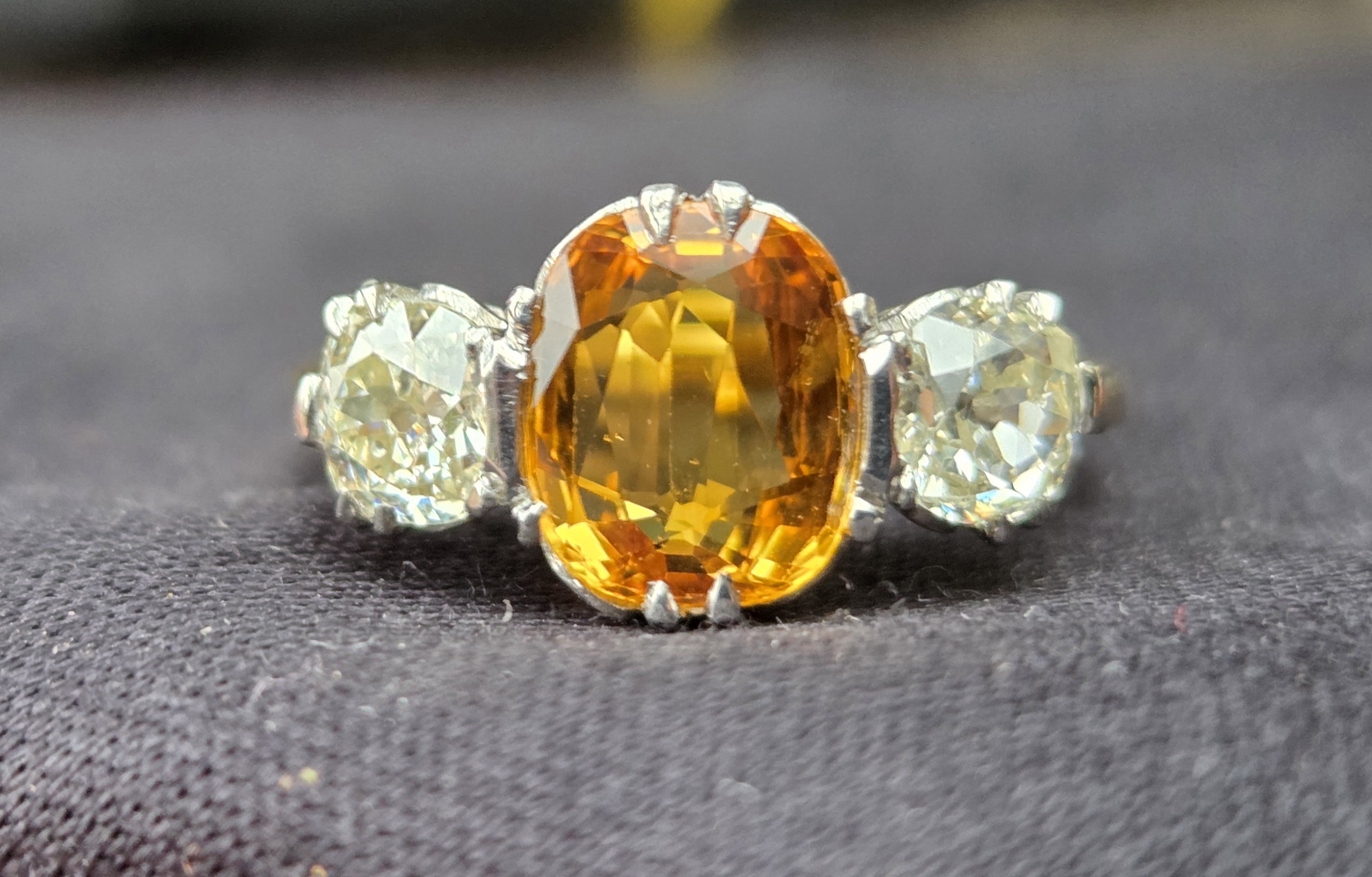 Incredible yellow Sapphire & Old Cut diamond Trilogy 3 stone - Image 11