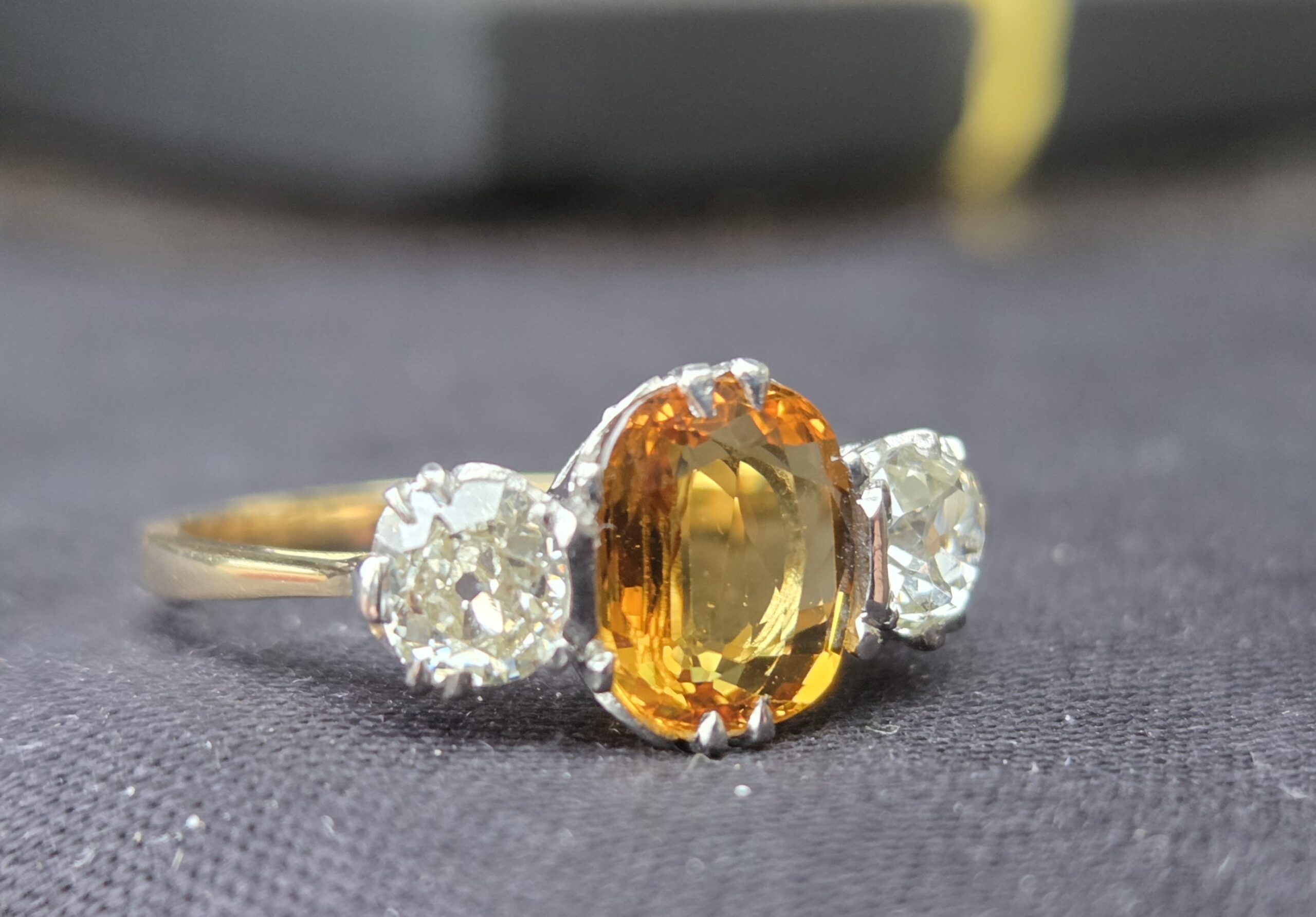 Incredible yellow Sapphire & Old Cut diamond Trilogy 3 stone - Image 10