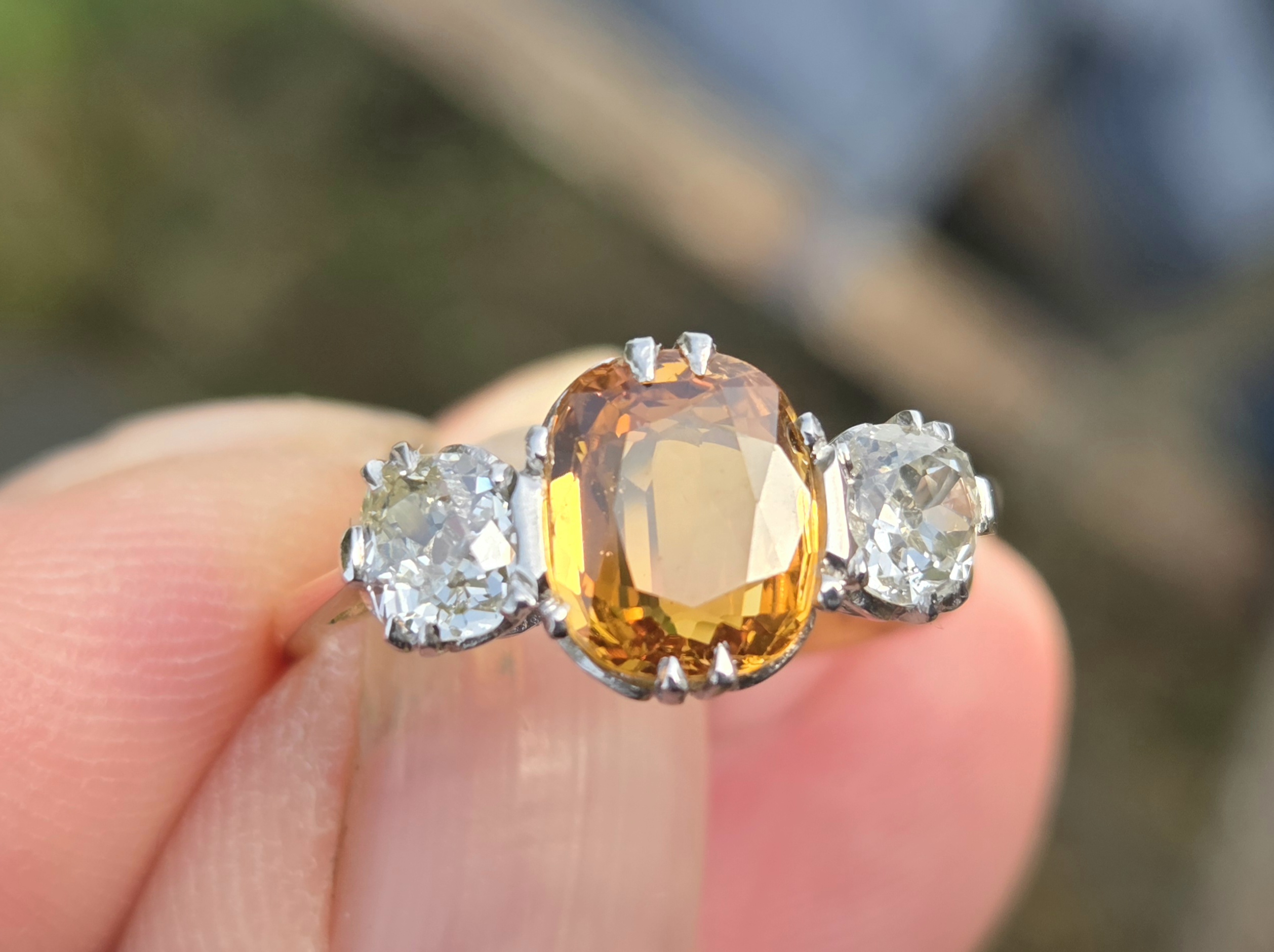 Incredible yellow Sapphire & Old Cut diamond Trilogy 3 stone - Image 4