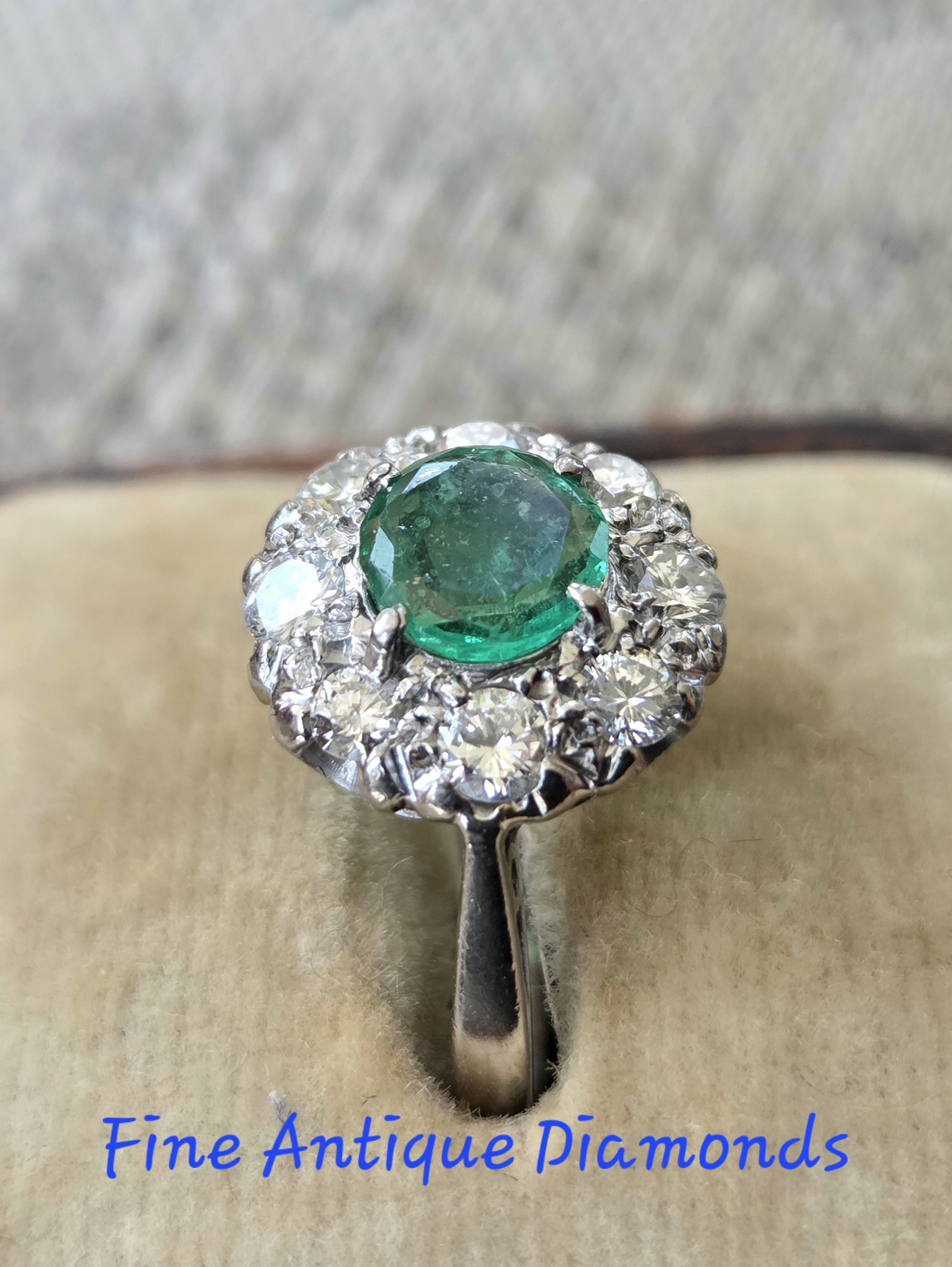 Pretty Colombian Emerald & Diamond cluster ring - Image 6
