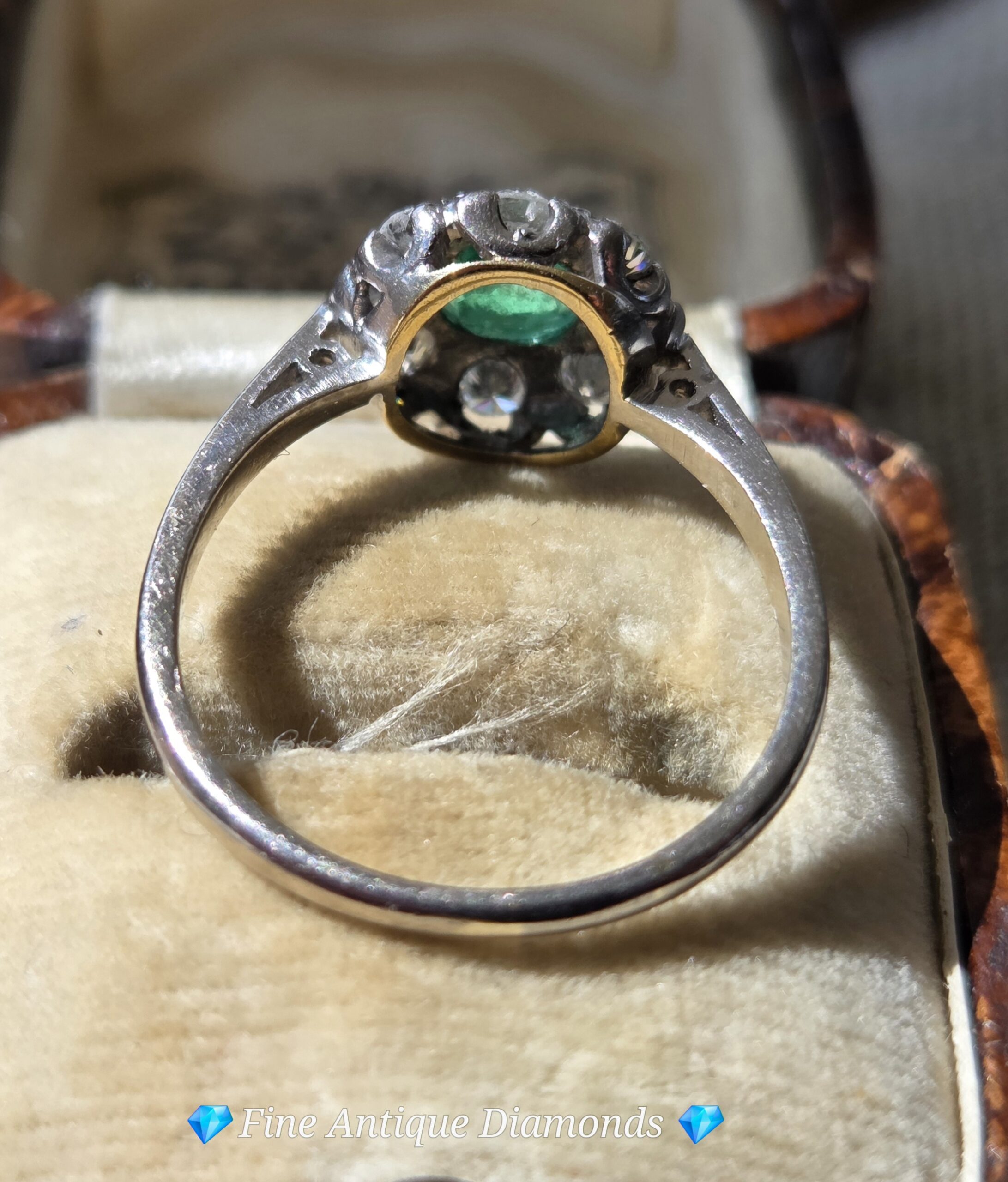 Pretty Colombian Emerald & Diamond cluster ring - Image 3