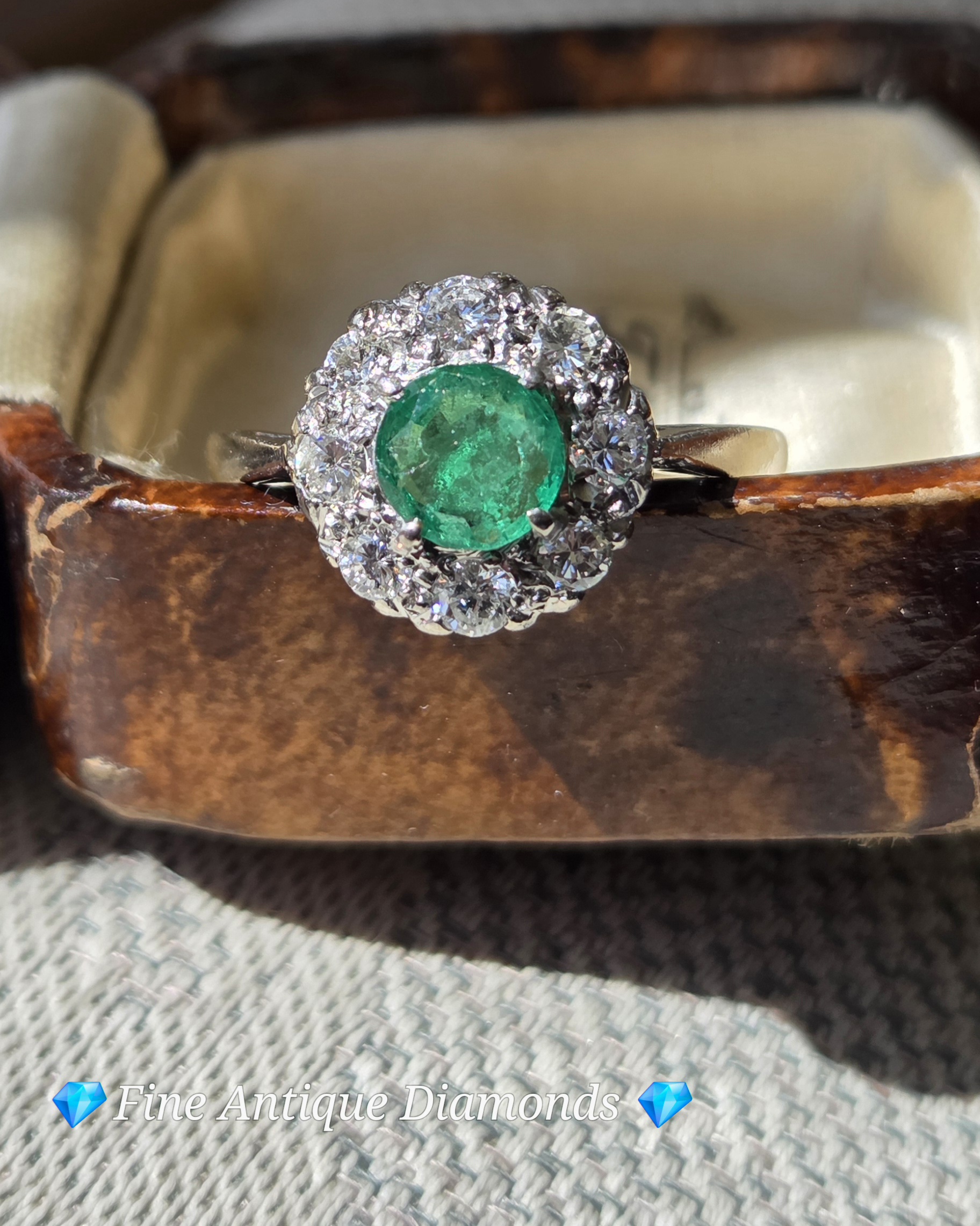 Pretty Colombian Emerald & Diamond cluster ring - Image 2