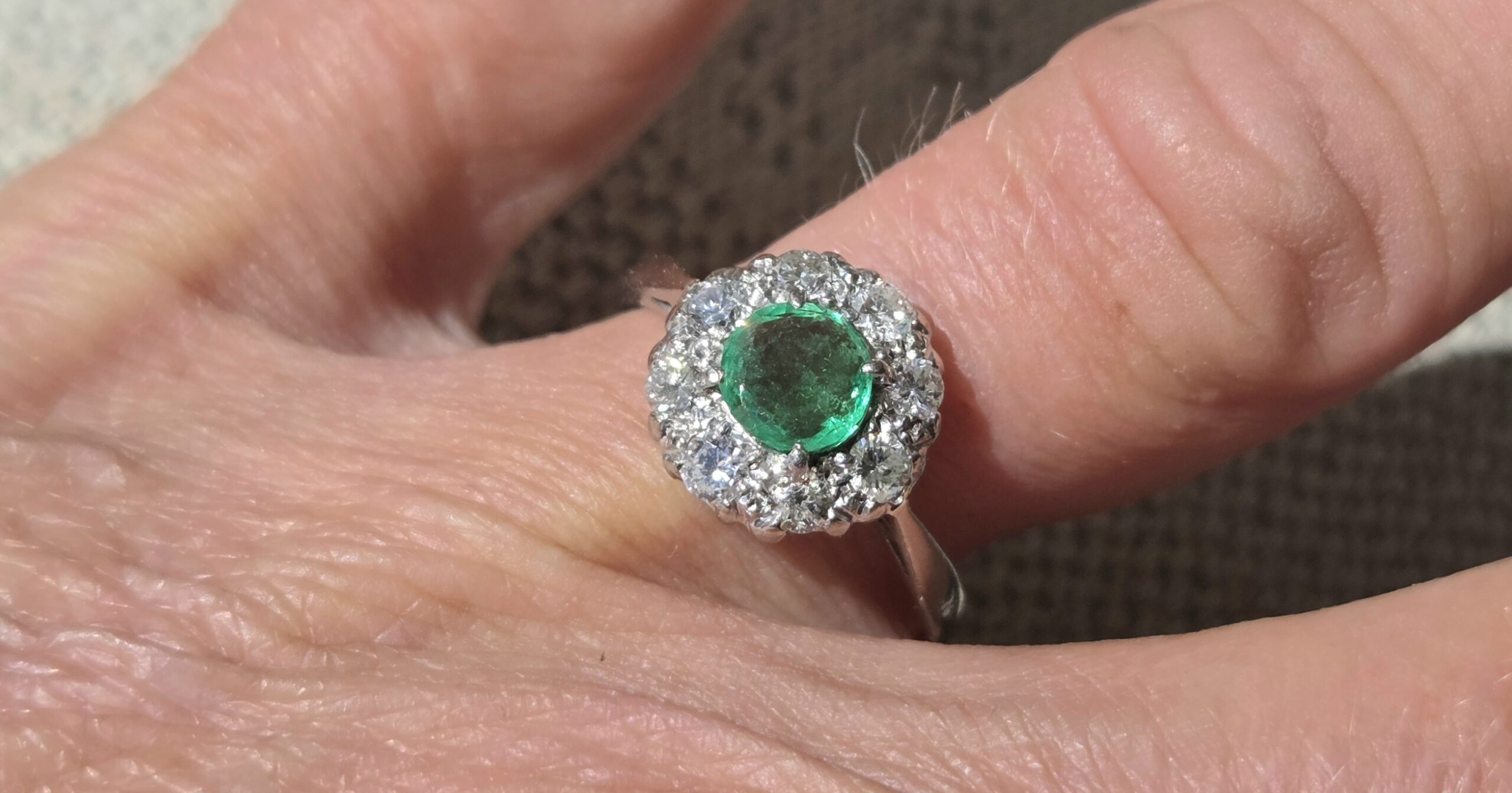 Pretty Colombian Emerald & Diamond cluster ring - Image 9