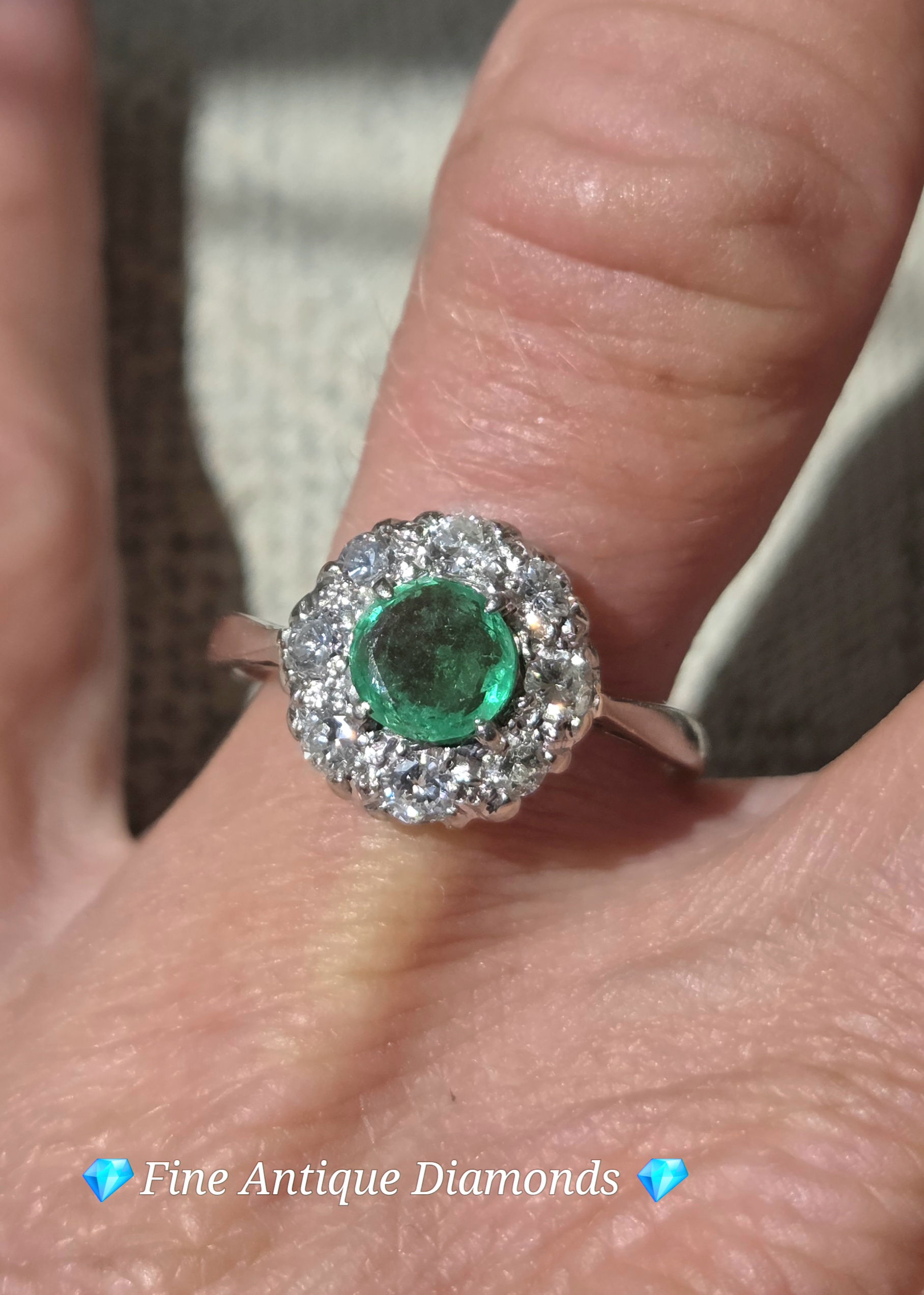 Pretty Colombian Emerald & Diamond cluster ring - Image 8