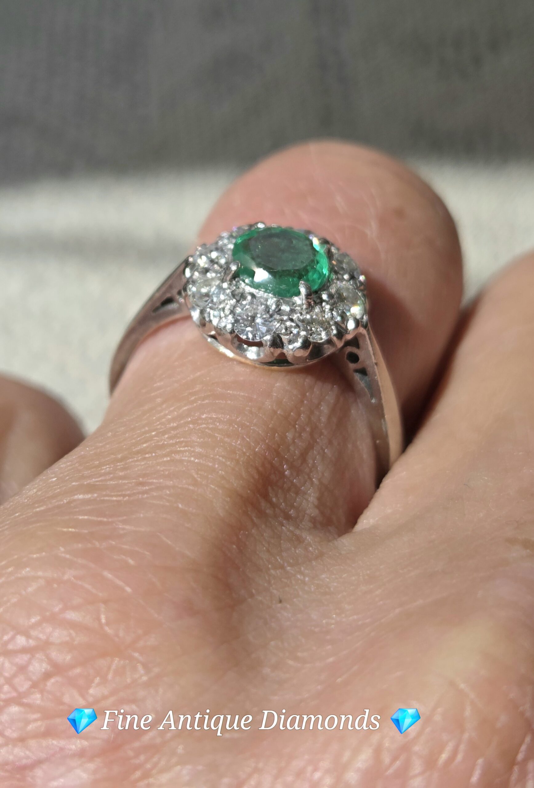 Pretty Colombian Emerald & Diamond cluster ring - Image 4