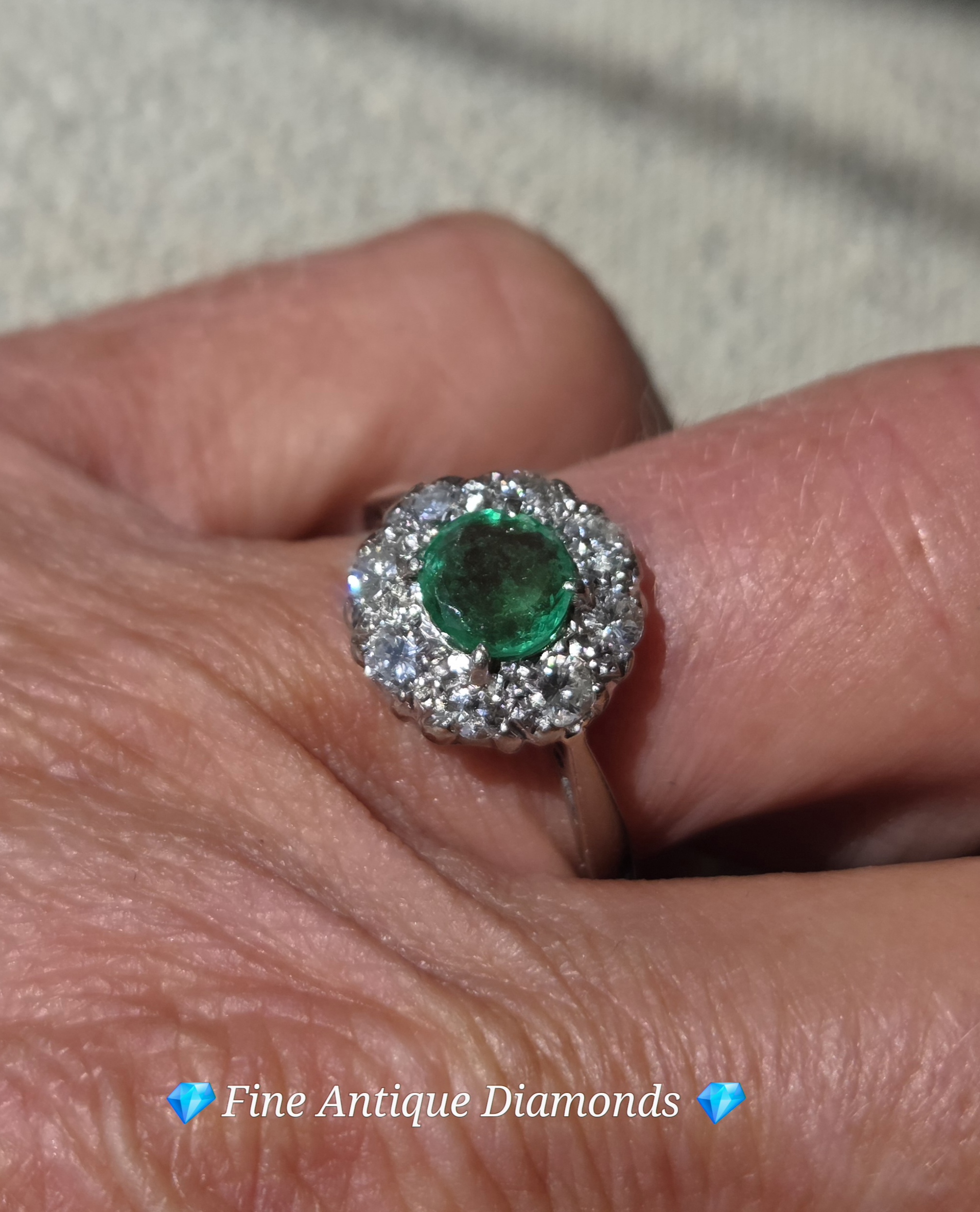 Pretty Colombian Emerald & Diamond cluster ring - Image 5