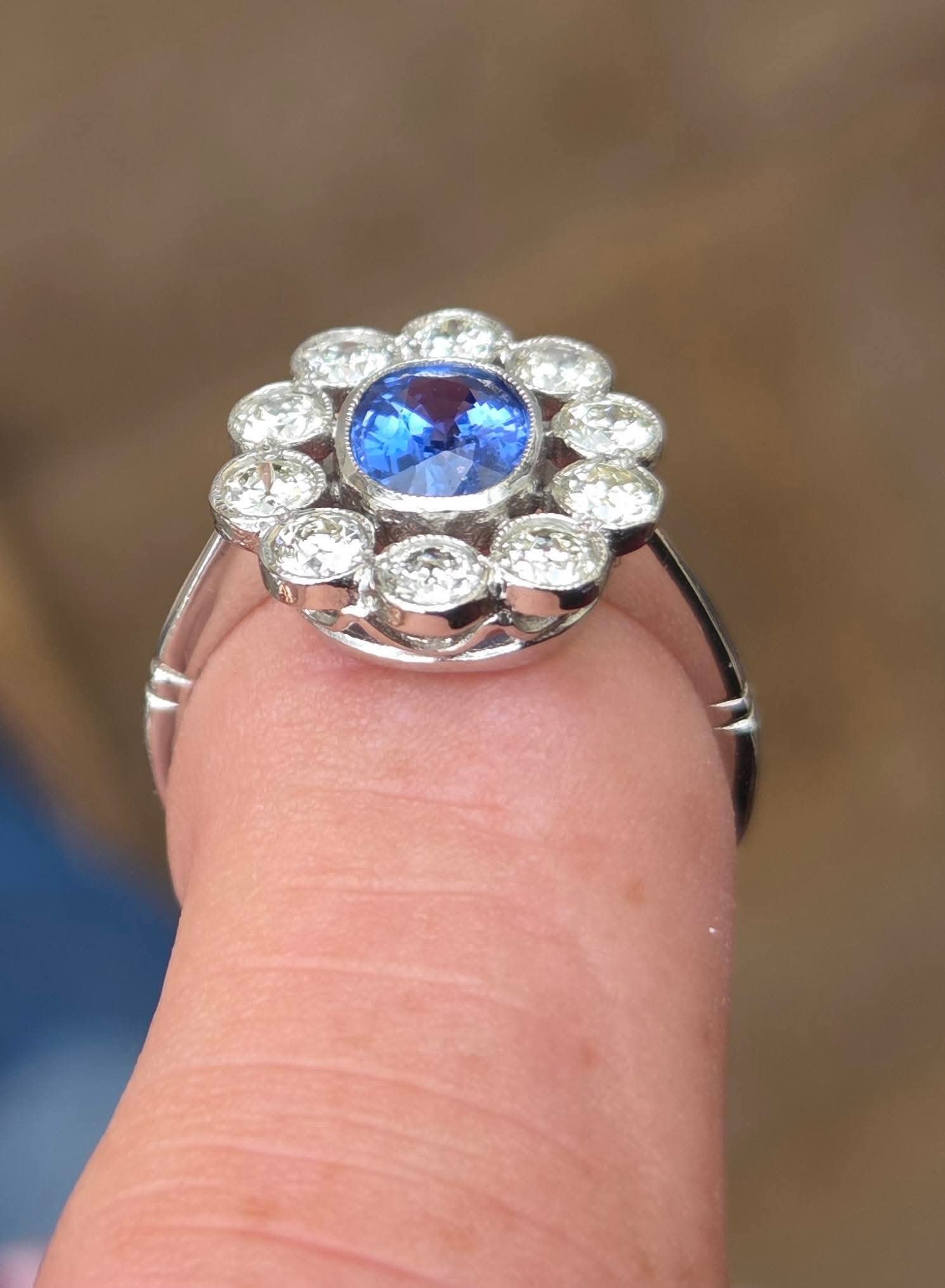Fabulous Sapphire & Diamond cluster - Image 3