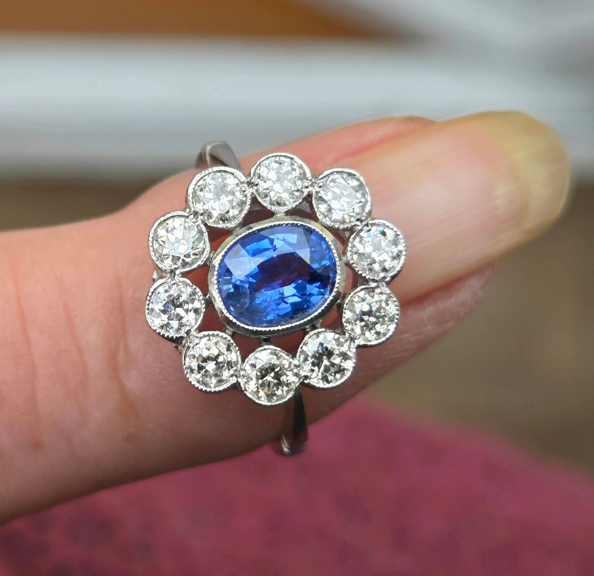 Fabulous Sapphire & Diamond cluster - Image 2
